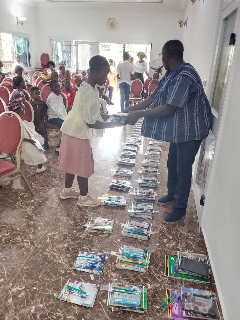 Remise de kits scolaires lors d'une nouvelle session