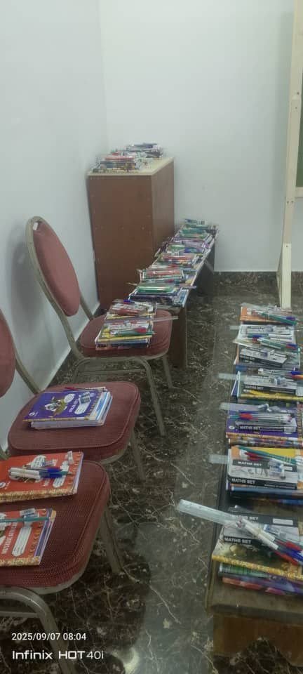 Préparation des kits scolaires avant distribution